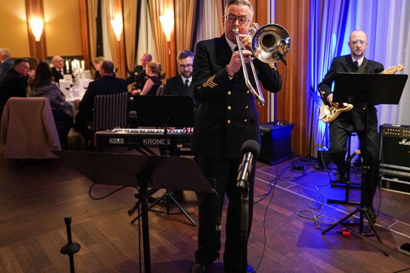Die Night-Time-Band des Marinemusikkorps Kiel begleitete musikalisch das 6. Kapitänsdinner. 