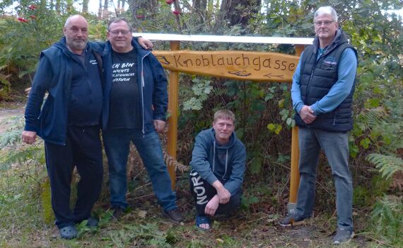 Das „Baumeister-Team“: Gunter Kraft, Ralf Michael Fischer, Jan Fischer und Toralf Giese (v.li.) vor dem Schild „Knoblauchgasse“ 