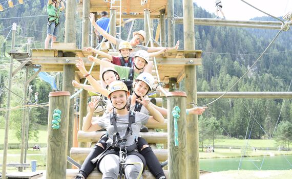 Jugendsporthotel Hanneshof in Flachau in Österreich - Geschafft! Glückliche Gesichter nach dem Klettern im Hochseilgarten